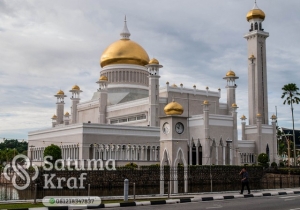 kubah masjid dari kuningan terlihat seperti emas