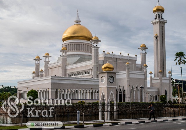 kubah masjid dari kuningan terlihat seperti emas