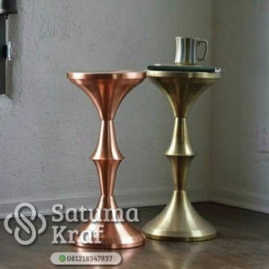 kursi dan meja dari bahan kuningan