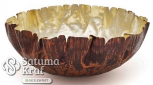 pengrajin mangkok tembaga kuningan