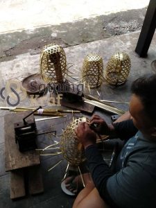 Proses Anyam lampu sangkar