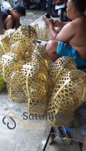 Proses Anyam lampu sangkar kuningan