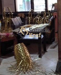 Proses anyaman lampu sangkar