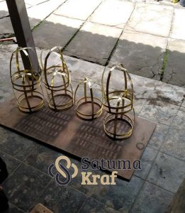 Proses anyaman lampu sangkar handmade