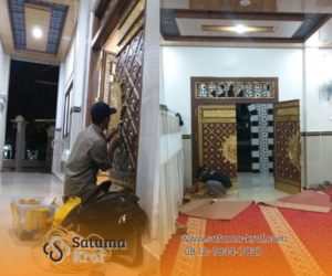 Pusat Kerajinan Tembaga dan Kuningan Boyolali - Pengerjaan Pintu nabawi