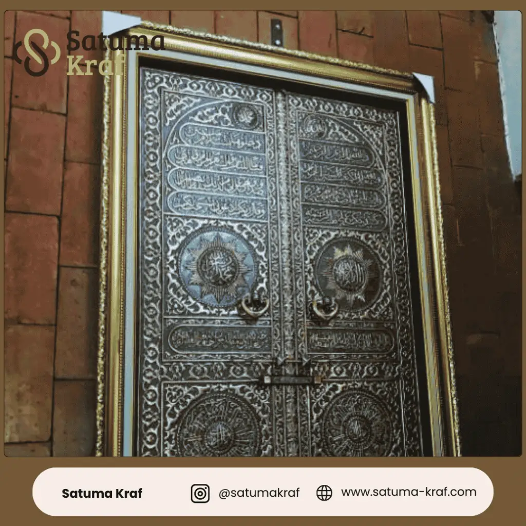 hiasan kaligrafi pintu kabah