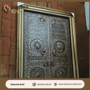 hiasan kaligrafi pintu kabah
