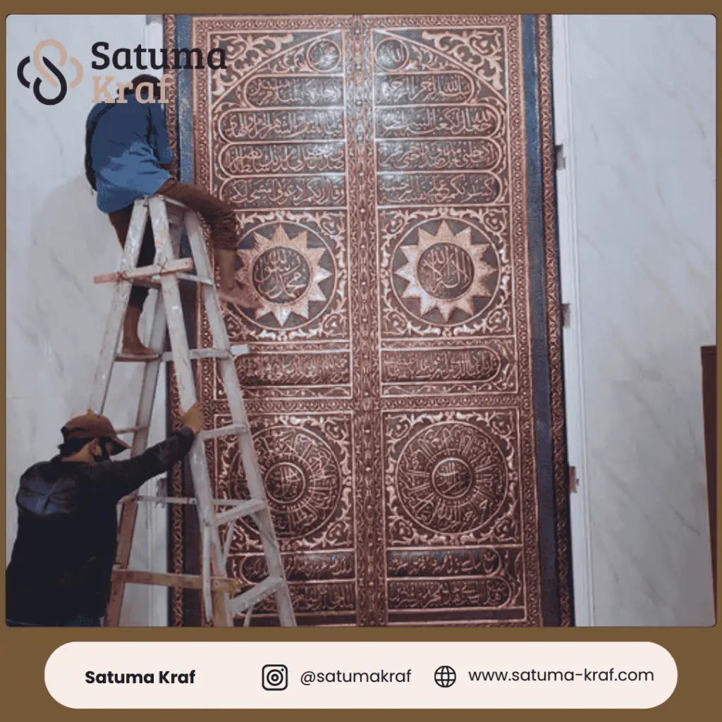 hiasan kaligrafi pintu kabah
