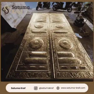 kaligrafi pintu kabah bahan kuningan