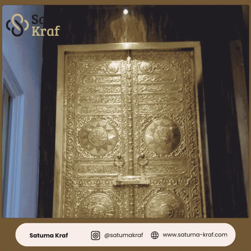 kaligrafi pintu kabah kuningan