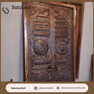 kaligrafi pintu kabah tembaga