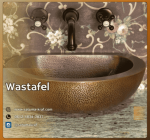 Instalasi wastafel custom tembaga dalam proyek interior rumah modern