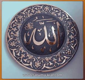 Pengrajin Kaligrafi bahan tembaga