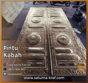 Pengrajin Kaligrafi pintu kabah kuningan
