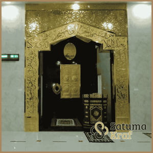 Jasa poles dan pembersihan ornamen kuningan masjid