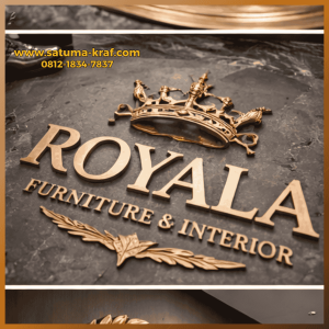 Pengrajin logo tembaga custom melakukan pengecekan detail dan kerapian permukaan logo sebelum tahap finishing