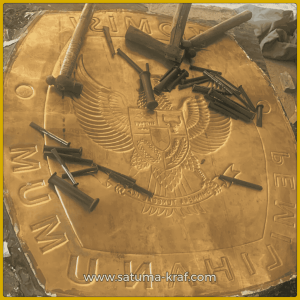 proses produksi logo kpu kuningan timbul