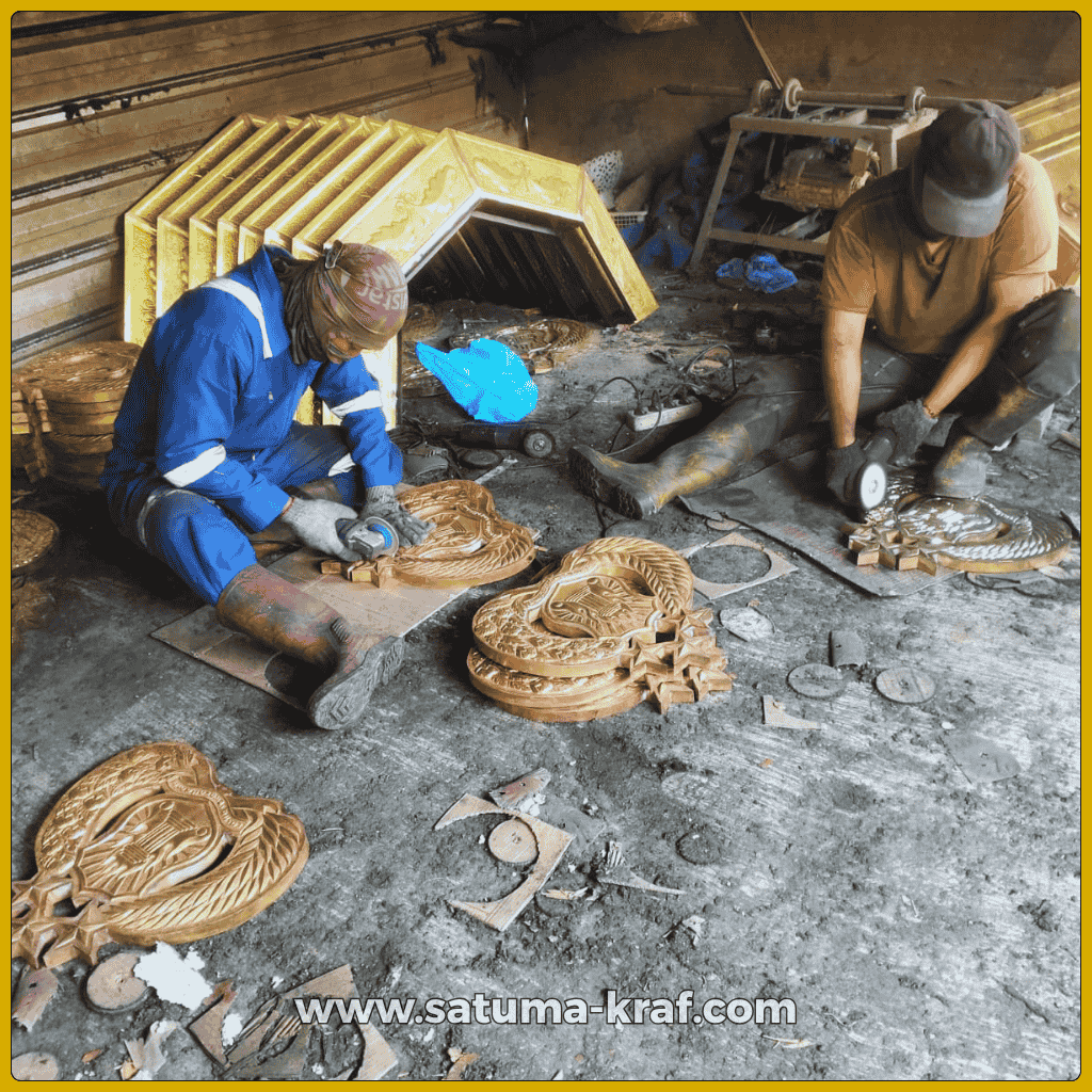 Pengerjaan logo Polri Kuningan Timbul