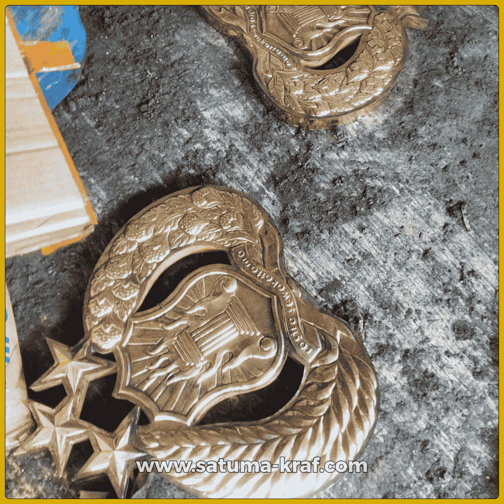 Proses Pembuatan logo Polri Kuningan Timbul oleh pengrajin