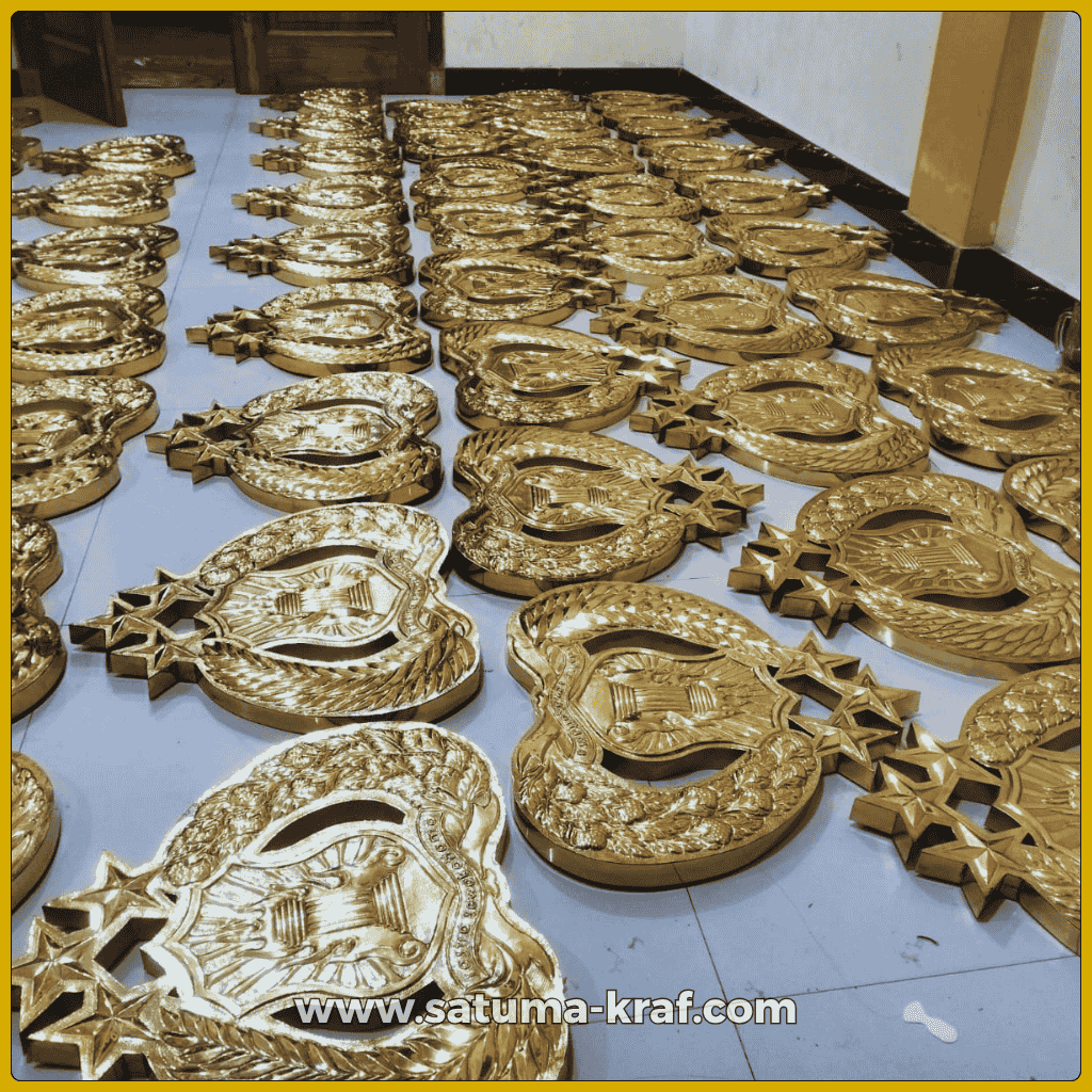 hasil jadi logo kuningan timbul custom untuk kebutuhan kantor instansi