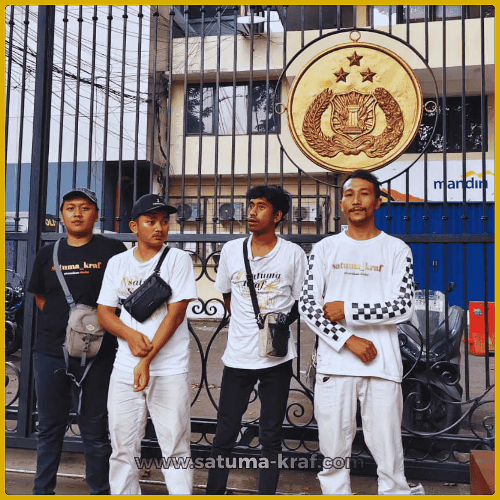 pemasangan logo polri kuningan timbul