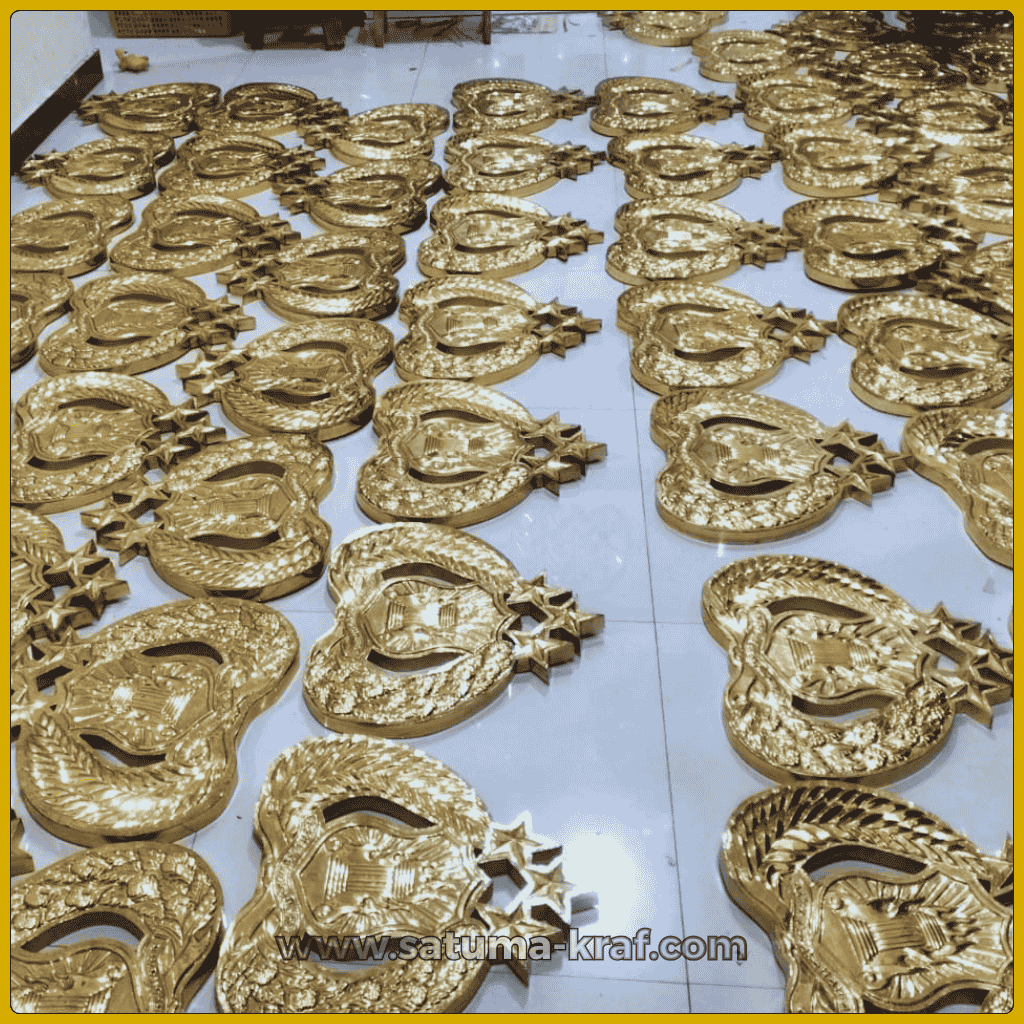 proses pembuatan logo polri kuningan timbul oleh pengrajin berpengalaman