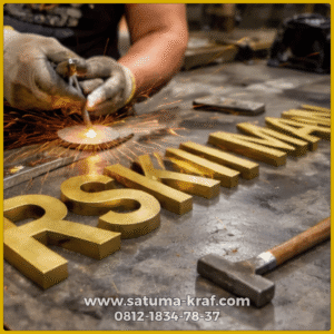 proses produksi logo kuningan timbul handmade satuma kraf