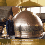 Kubah masjid tembaga besar sedang dipajang di workshop pengrajin tembaga jakarta Satuma Kraf