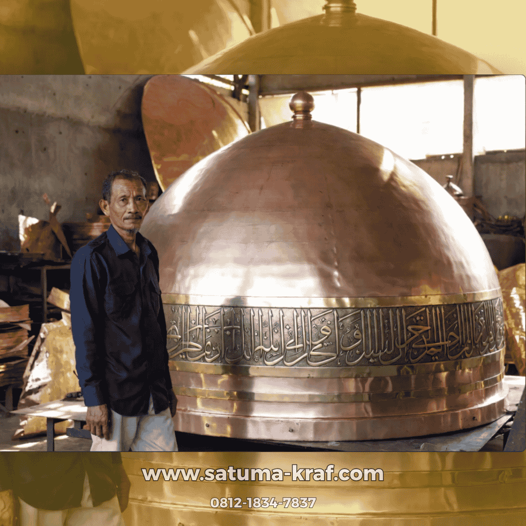Kubah masjid tembaga besar sedang dipajang di workshop pengrajin tembaga jakarta Satuma Kraf