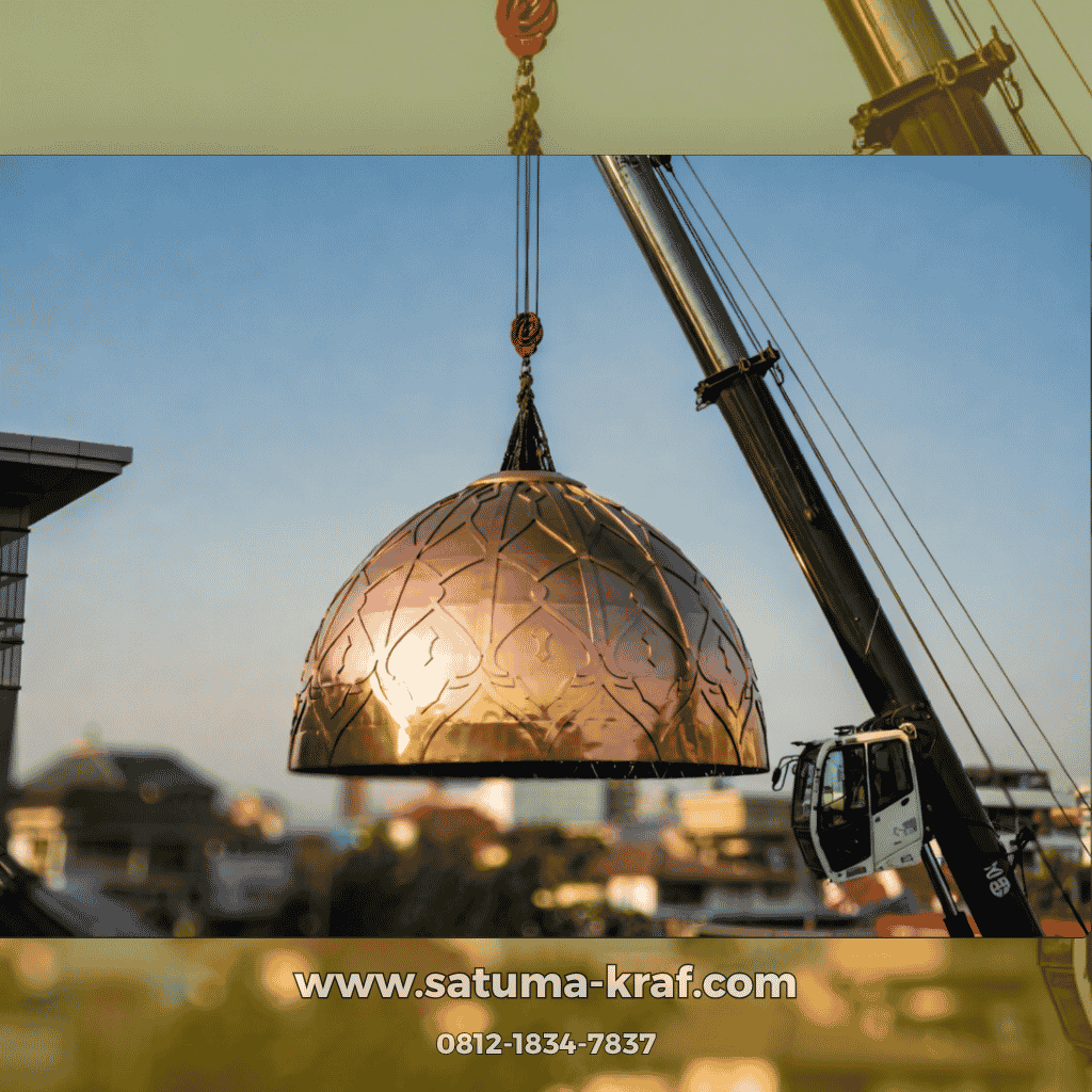 Kubah tembaga custom sedang dipasang di atap masjid Jakarta