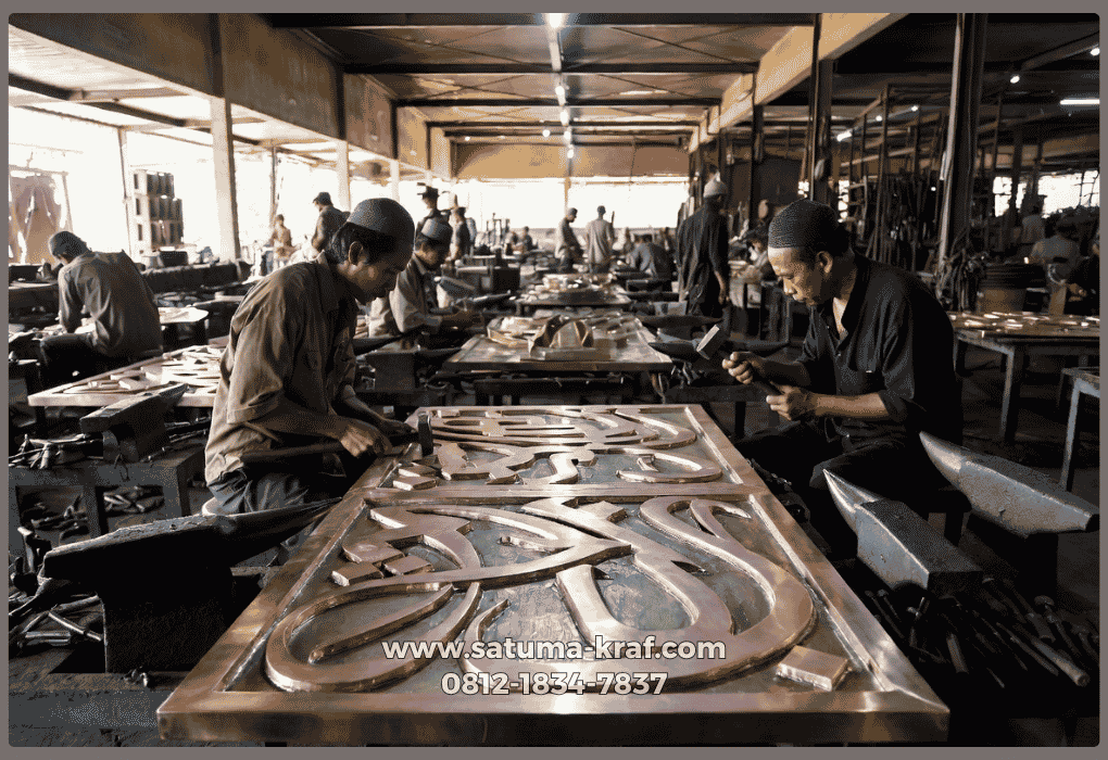Pengrajin Kaligrafi Masjid sedang memahat plat tembaga