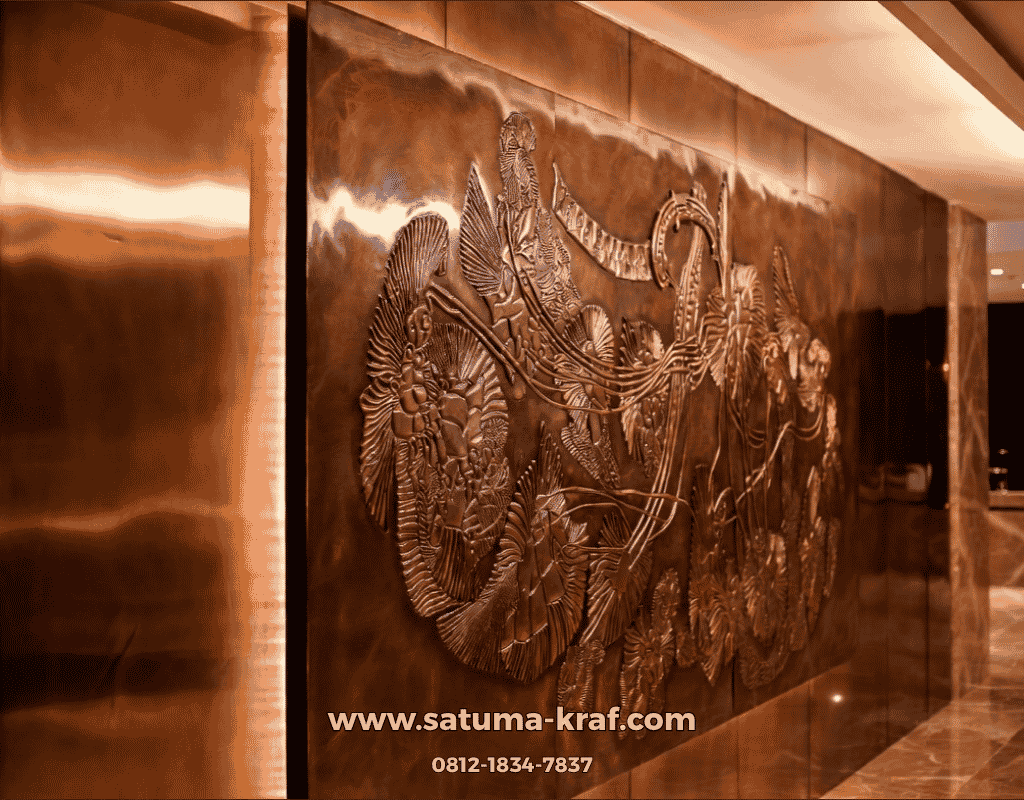 Relief dinding tembaga custom terpasang pada interior hotel mewah dengan desain artistik elegan